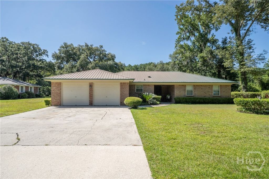 Image 2 of property listing at 296 Gill Road, Richmond Hill, GA 31324