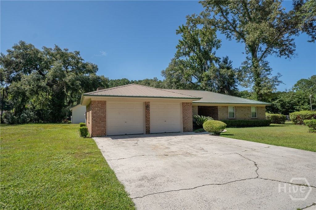 Image 3 of property listing at 296 Gill Road, Richmond Hill, GA 31324