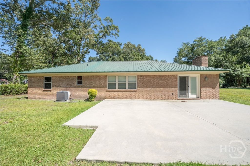 Image 4 of property listing at 296 Gill Road, Richmond Hill, GA 31324