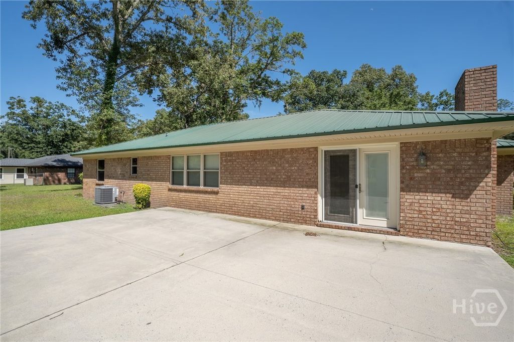 Image 5 of property listing at 296 Gill Road, Richmond Hill, GA 31324