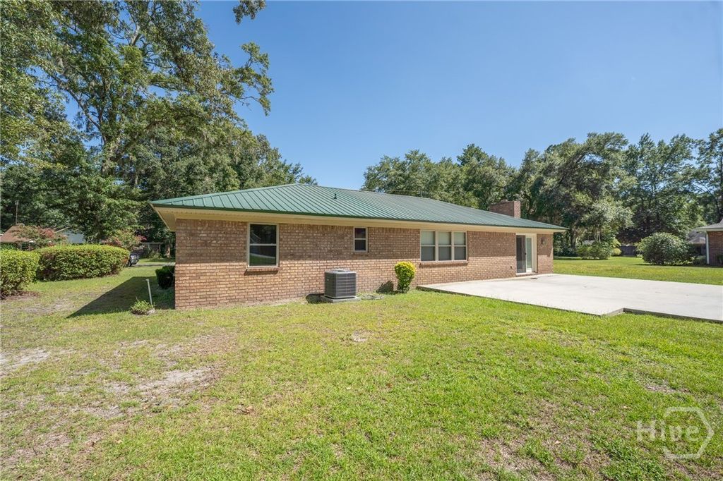 Image 6 of property listing at 296 Gill Road, Richmond Hill, GA 31324