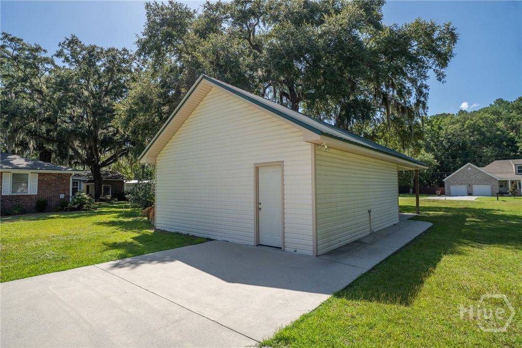 Image 7 of property listing at 296 Gill Road, Richmond Hill, GA 31324