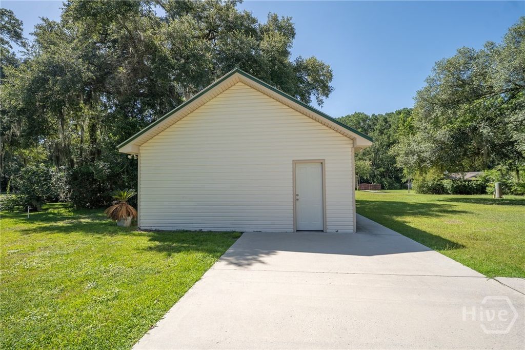 Image 8 of property listing at 296 Gill Road, Richmond Hill, GA 31324