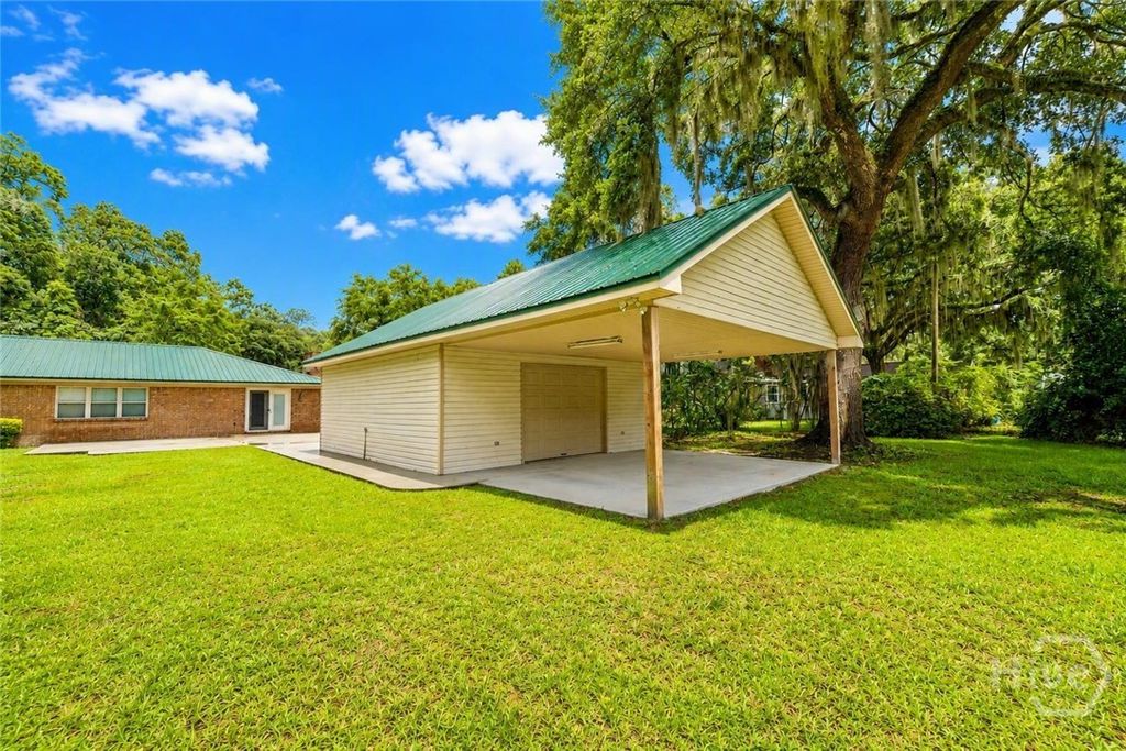 Image 9 of property listing at 296 Gill Road, Richmond Hill, GA 31324