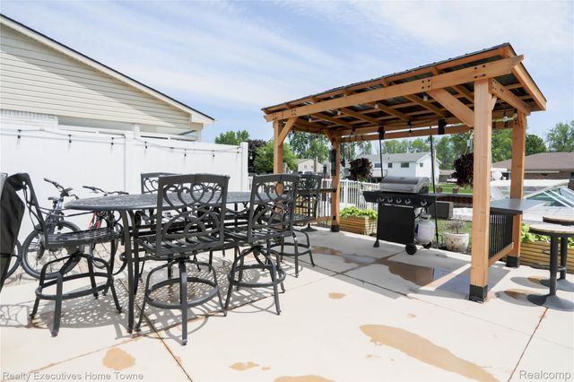 38146 Mast Street, Harrison Charter Township, MI 48045