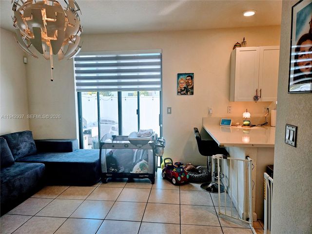 10918 W 33rd Way, Hialeah, FL 33018