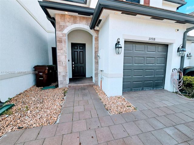 10918 W 33rd Way, Hialeah, FL 33018