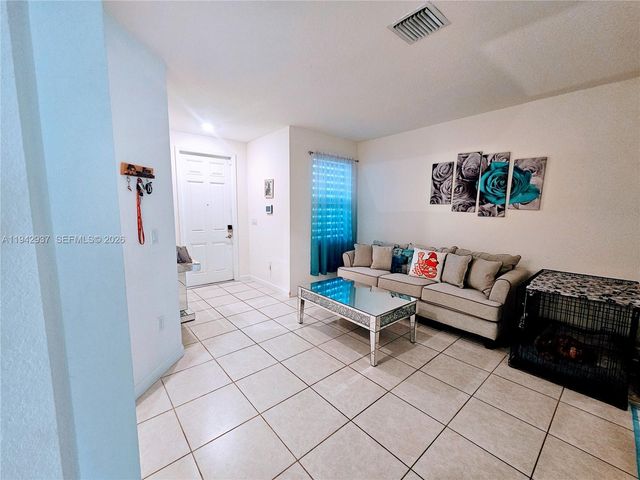 10918 W 33rd Way, Hialeah, FL 33018