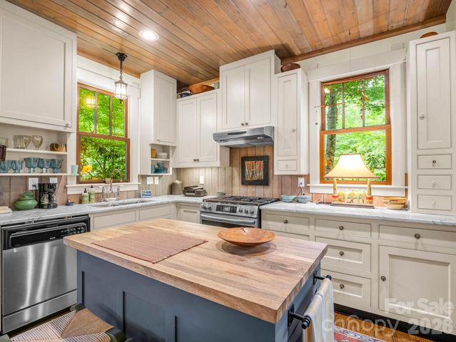 46 Cheshire Drive, Black Mountain, NC 28711