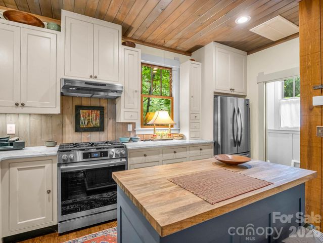 46 Cheshire Drive, Black Mountain, NC 28711
