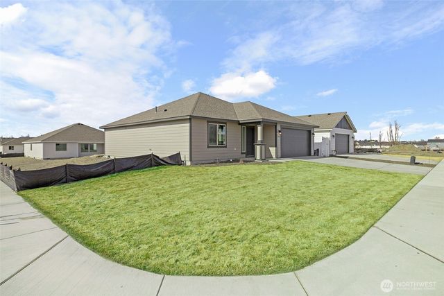 206 N Lessor Loop, Moses Lake, WA 98837