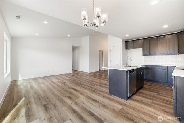 206 N Lessor Loop, Moses Lake, WA 98837