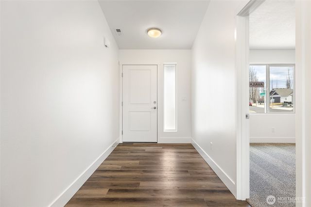 206 N Lessor Loop, Moses Lake, WA 98837
