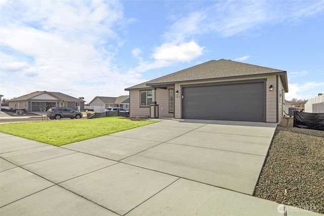 206 N Lessor Loop, Moses Lake, WA 98837