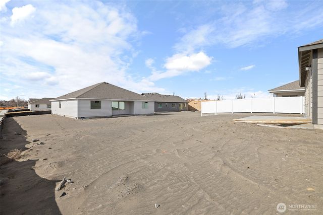 206 N Lessor Loop, Moses Lake, WA 98837