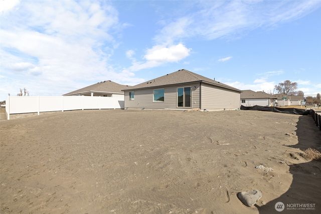 206 N Lessor Loop, Moses Lake, WA 98837