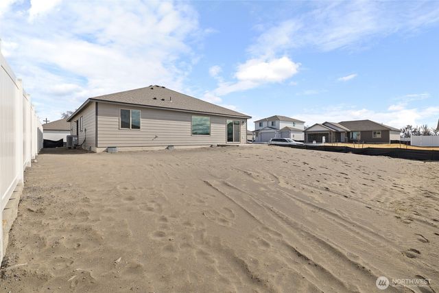 206 N Lessor Loop, Moses Lake, WA 98837