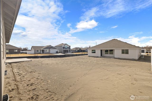 206 N Lessor Loop, Moses Lake, WA 98837