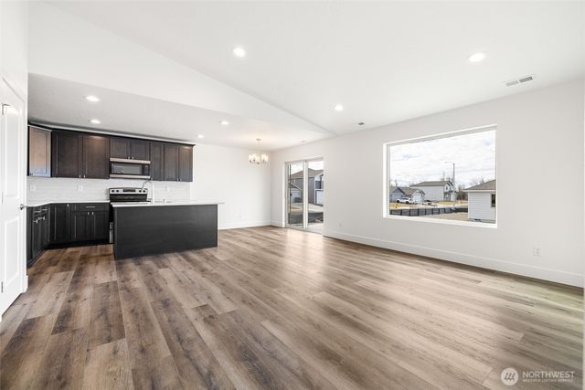 206 N Lessor Loop, Moses Lake, WA 98837