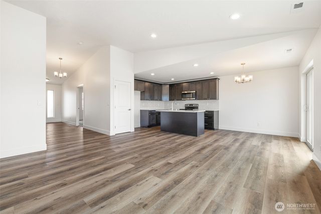 206 N Lessor Loop, Moses Lake, WA 98837