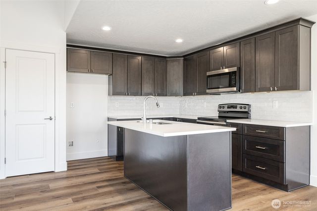 206 N Lessor Loop, Moses Lake, WA 98837
