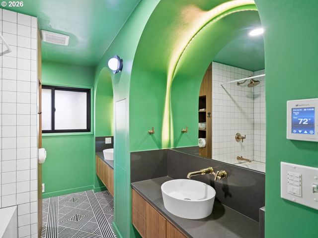 2802 Se MORELAND Ln, Portland, OR 97202