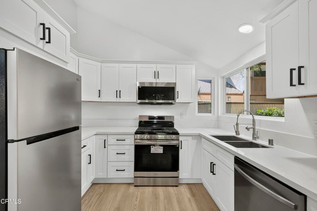 22330 Victory Boulevard 604, Los Angeles, CA 91367 — photo 5
