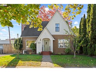 970 SHIPPING St Ne, Salem, OR 97301