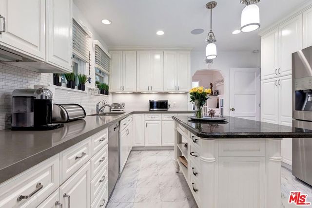 10575 Cushdon Avenue, Los Angeles, CA 90064