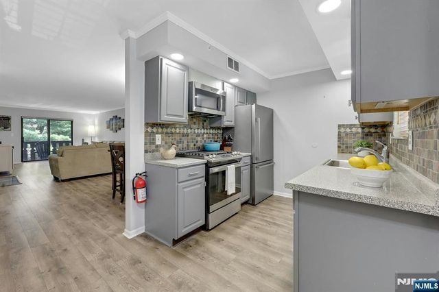 203 Mark Twain Way, Mahwah, NJ 07430