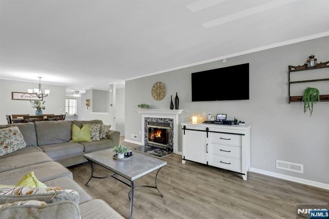 203 Mark Twain Way, Mahwah, NJ 07430