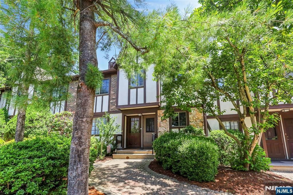 203 Mark Twain Way, Mahwah, NJ 07430