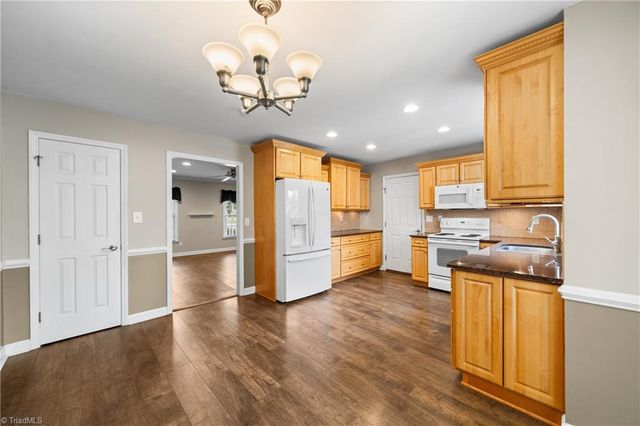 6204 Highland Brook Drive, Clemmons, NC 27012