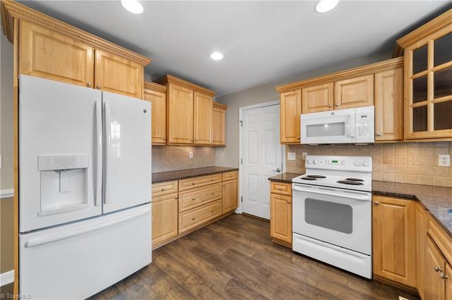 6204 Highland Brook Drive, Clemmons, NC 27012