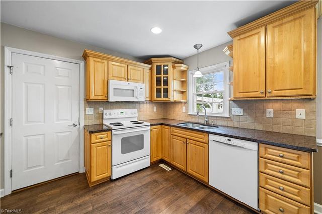 6204 Highland Brook Drive, Clemmons, NC 27012