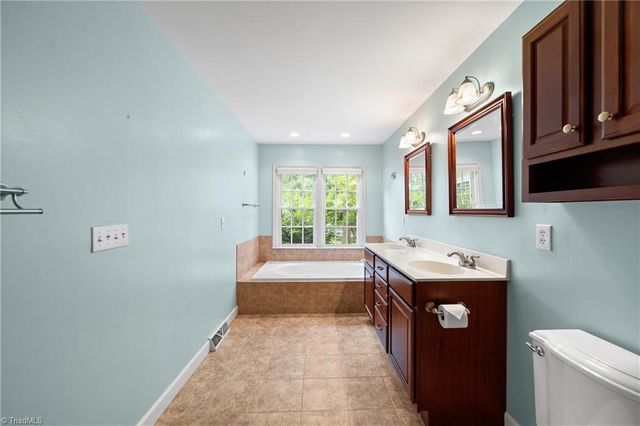 6204 Highland Brook Drive, Clemmons, NC 27012