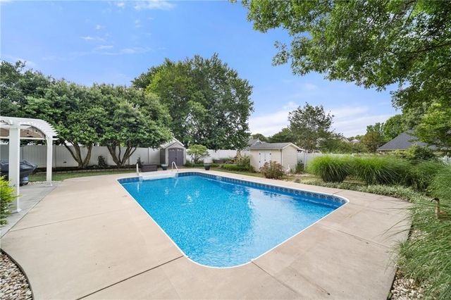 6204 Highland Brook Drive, Clemmons, NC 27012