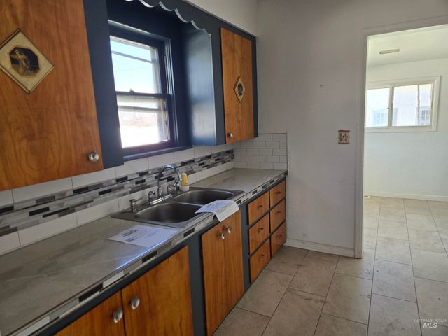 711 E 2nd Ave, Twin Falls, ID 83301