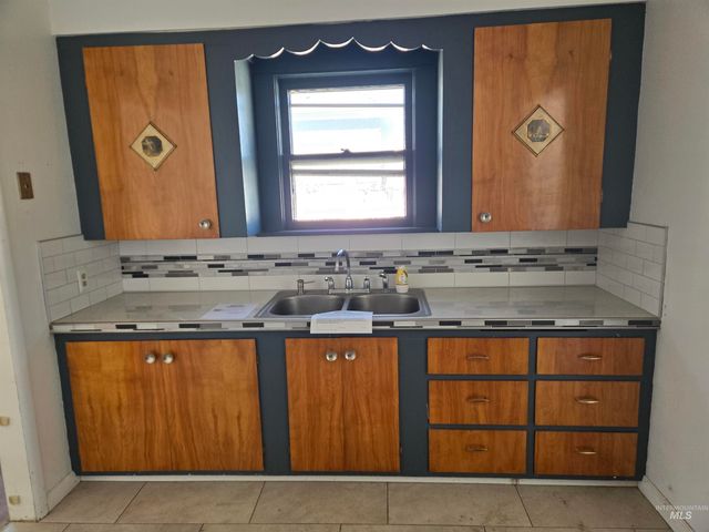 711 E 2nd Ave, Twin Falls, ID 83301