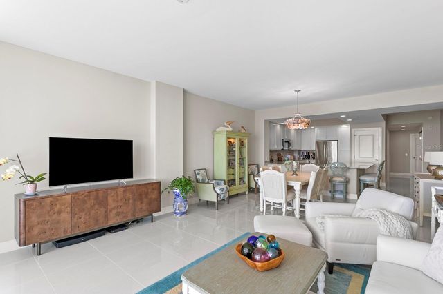 1325 SNELL ISLE BOULEVARD NE 709, St Petersburg, FL 33704