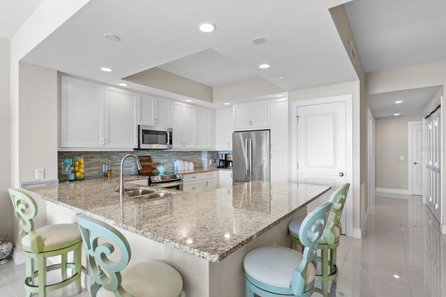 1325 SNELL ISLE BOULEVARD NE 709, St Petersburg, FL 33704