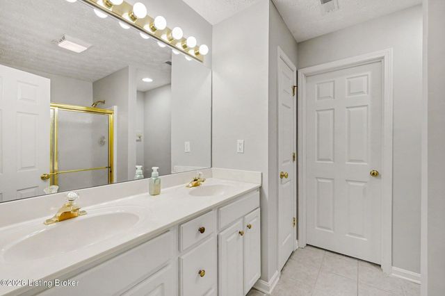 13600 Bronte Dr, Louisville, KY 40299