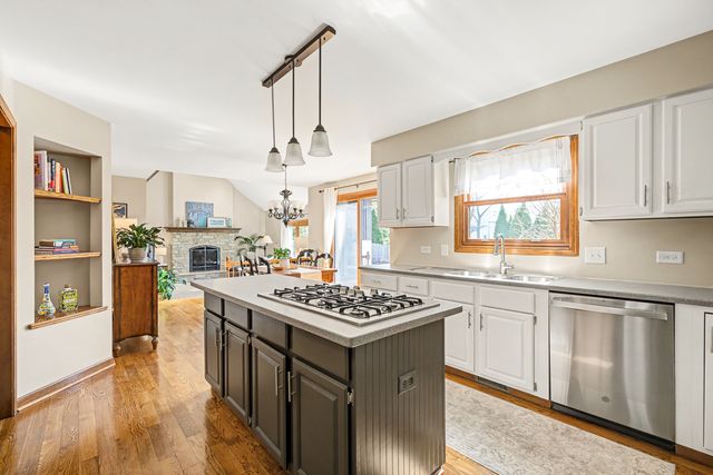 2012 Somerset Lane, Wheaton, IL 60189