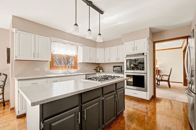 2012 Somerset Lane, Wheaton, IL 60189