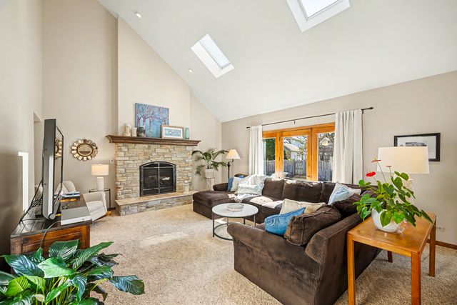 2012 Somerset Lane, Wheaton, IL 60189