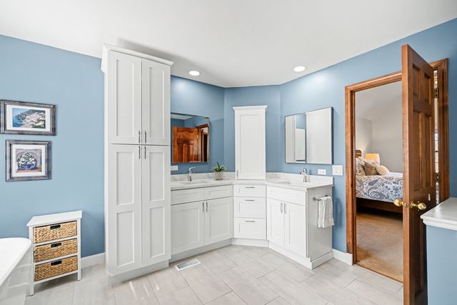 2012 Somerset Lane, Wheaton, IL 60189