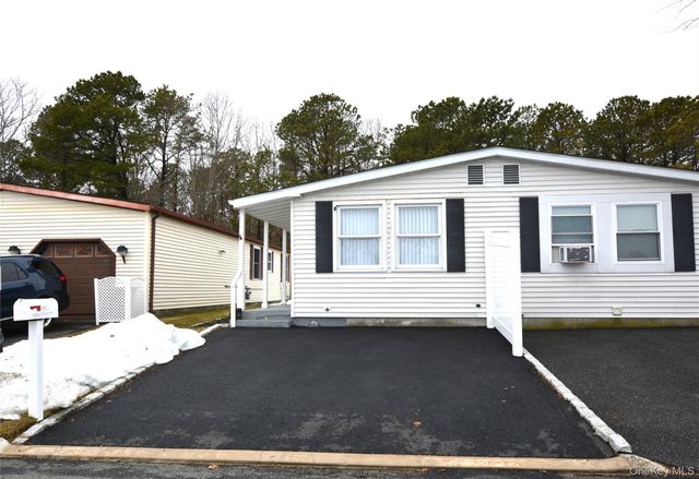 65A Village Circle W, Manorville, NY 11949