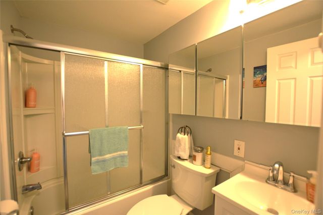 65A Village Circle W, Manorville, NY 11949