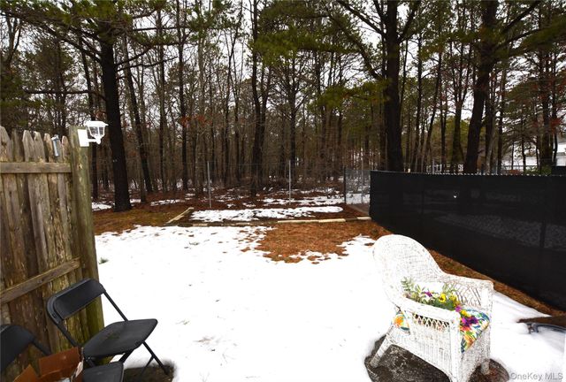 65A Village Circle W, Manorville, NY 11949