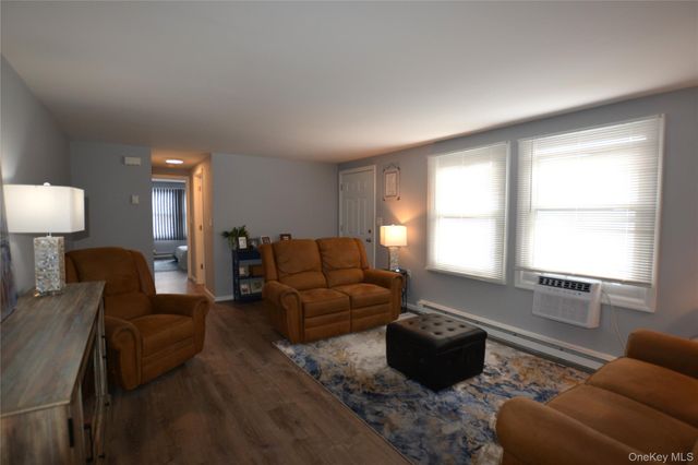 65A Village Circle W, Manorville, NY 11949